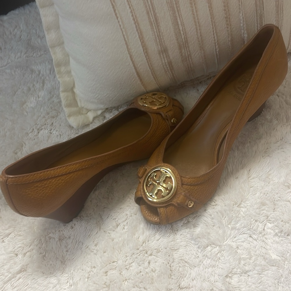 Tory Burch women’s shoes, used but in great condition, only used twice - Picture 2 of 3
